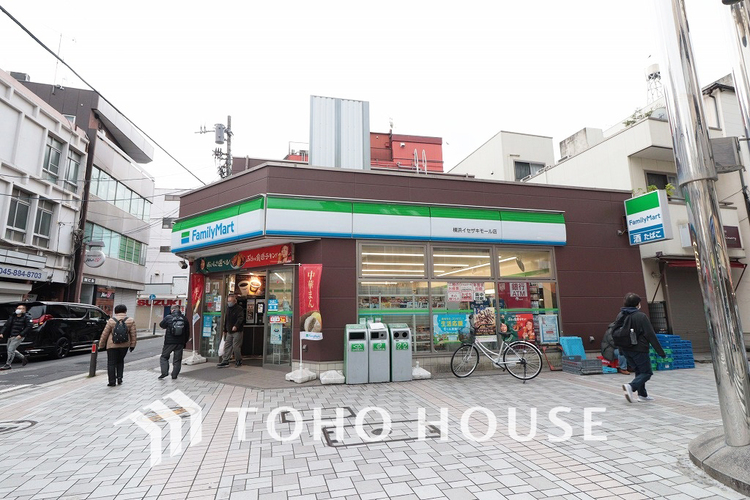 周辺 ファミリーマート横浜イセザキモール店　距離400ｍ