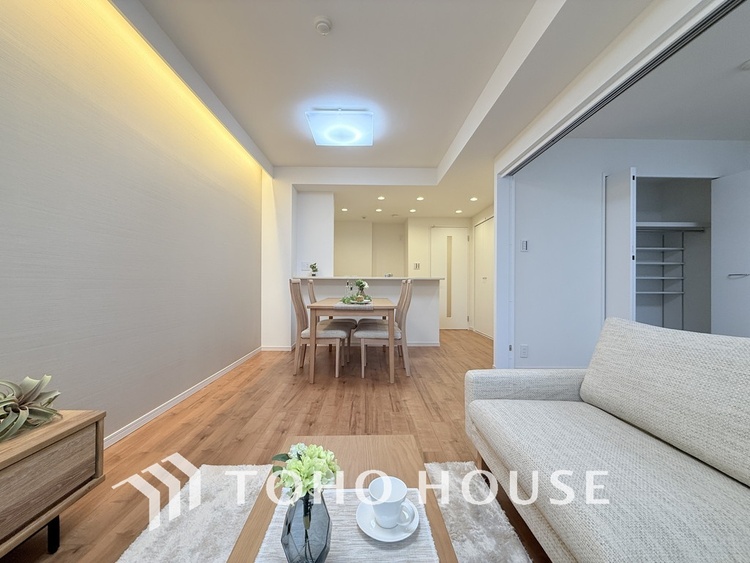 内装 広がりのある住空間、家族が集まるリビング・ダイニング