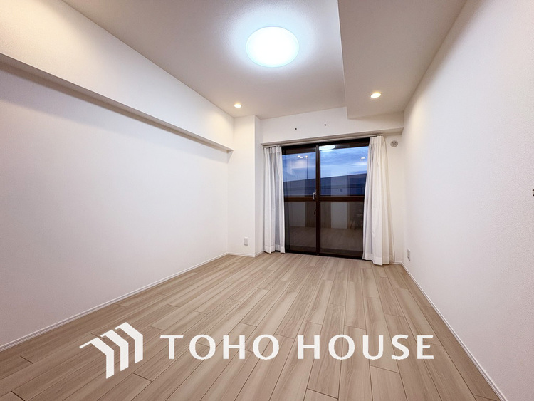 内装 採光もある洋室は、くつろぎのひと時を過ごすのにぴったり