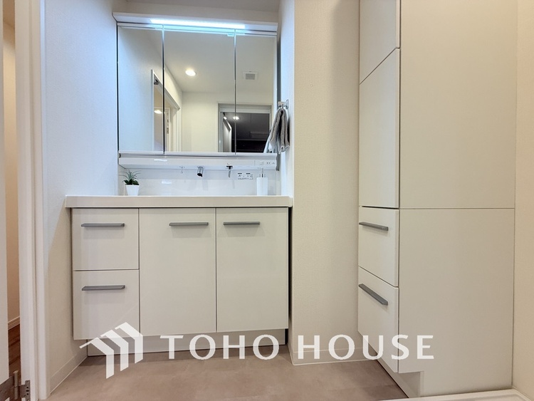 洗面 新規設置の洗面化粧台。収納豊富で使い勝手の良い3面鏡です