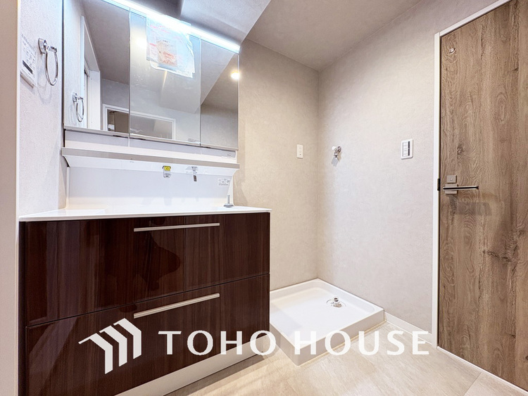 洗面 新規設置の洗面化粧台。収納豊富で使い勝手の良い3面鏡です