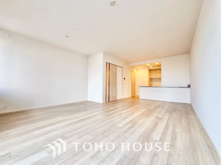 内装 ここにはみんなが集い、食事と楽しい会話が始まる。話に夢中になりすぎて、ついつい時を忘れ夜半過ぎになってしまう。そんな束の間の幸せを感じさせてくれる場所でありたい。