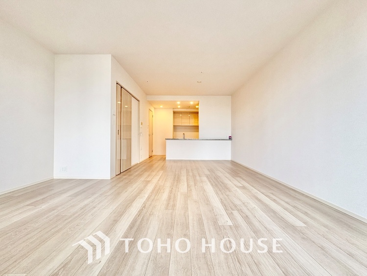 内装 大きなリビングは、高級感漂う設えとゆとりある広さで安心をもたらす特別な場所。暮らしの中心にふさわしい空間です。