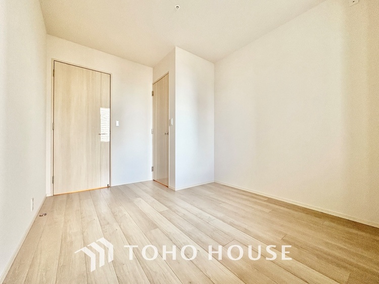 内装 堂々とした広さを誇るリビングは、優雅な開放感と安心感を兼ね備えた上質な空間。ご家族の時間を一層贅沢に演出します。