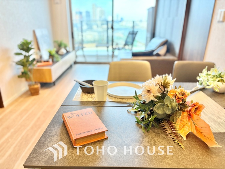 内装 ここにはみんなが集い、食事と楽しい会話が始まる。話に夢中になりすぎて、ついつい時を忘れ夜半過ぎになってしまう。そんな束の間の幸せを感じさせてくれる場所でありたい。