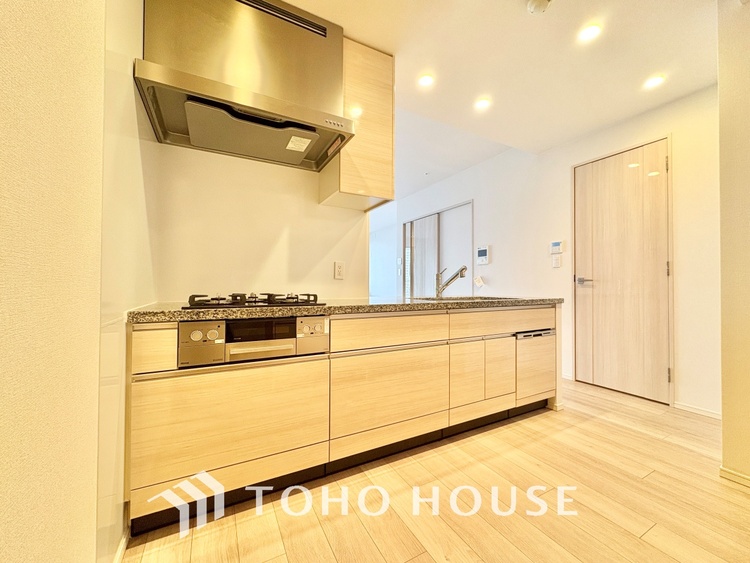 キッチン 上質な素材に囲まれたキッチンは、穏やかな時間が流れる特別な空間。洗練された料理が生まれる場所です。