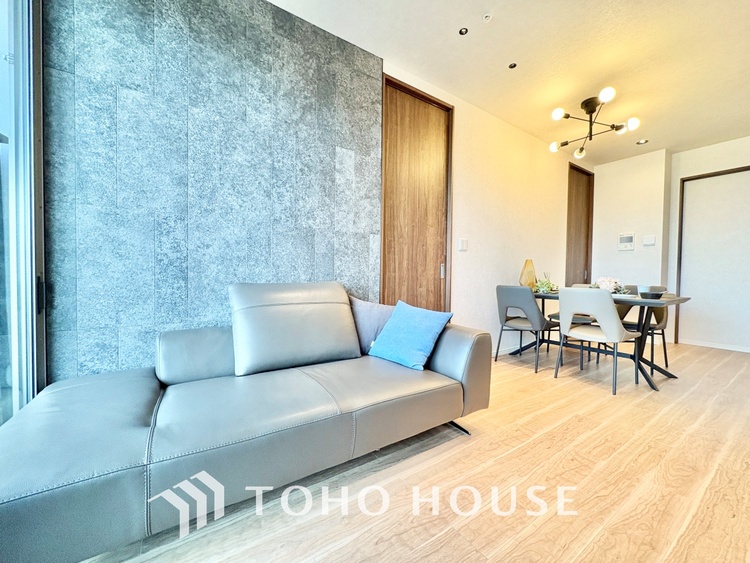 内装 ここにはみんなが集い、食事と楽しい会話が始まる。話に夢中になりすぎて、ついつい時を忘れ夜半過ぎになってしまう。そんな束の間の幸せを感じさせてくれる場所でありたい。