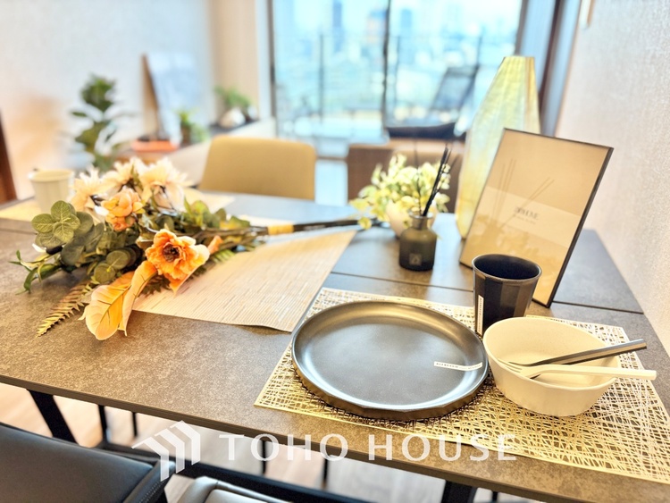 内装 大きなリビングは、高級感漂う設えとゆとりある広さで安心をもたらす特別な場所。暮らしの中心にふさわしい空間です。