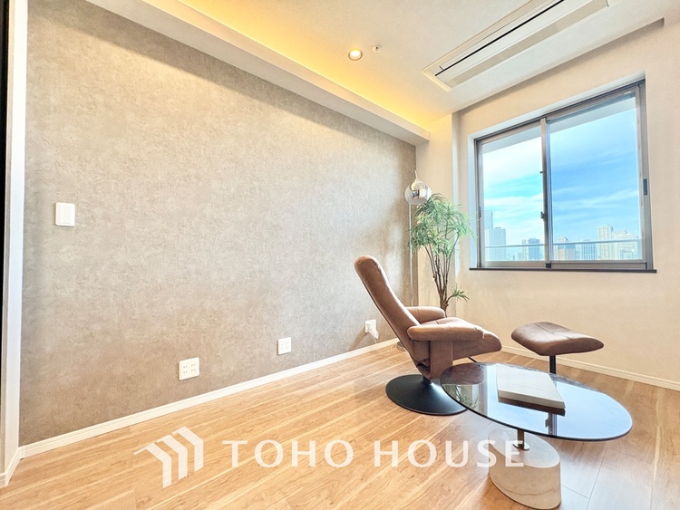 内装 堂々とした広さを誇るリビングは、優雅な開放感と安心感を兼ね備えた上質な空間。ご家族の時間を一層贅沢に演出します。