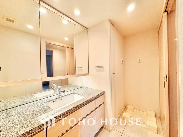 洗面 清潔感あふれる洗面化粧台で、毎日の身支度を快適にサポートします。