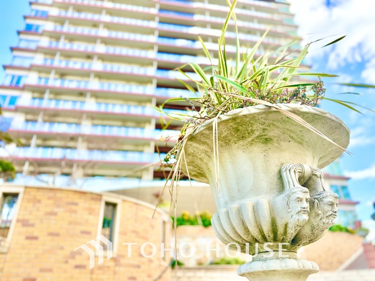 外観 堂々とした広さを誇るリビングは、優雅な開放感と安心感を兼ね備えた上質な空間。ご家族の時間を一層贅沢に演出します。