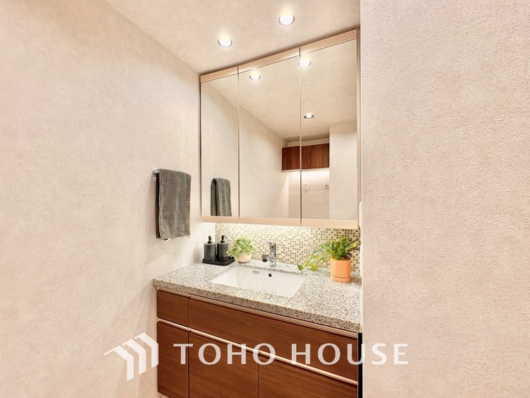 洗面 清潔感あふれる洗面化粧台で、毎日の身支度を快適にサポートします。