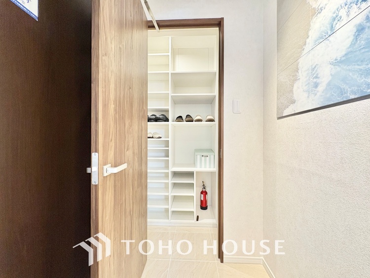 収納 無駄を削ぎ落としたミニマルなデザインが、空間に静謐な美しさをもたらします。研ぎ澄まされた感性を満たす場所です。