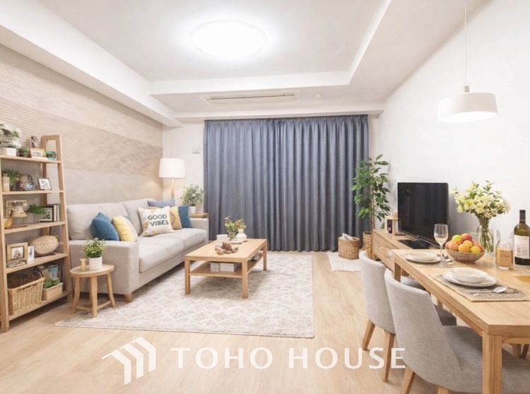 内装 ＊配置してある家具や小物はCGによるイメージ画像です。ゆったりとした幅の窓からこの空間に降り注ぐ採光が絶えない。明るいリビングこそ居心地のいい暮らしが待っているのだと思う。