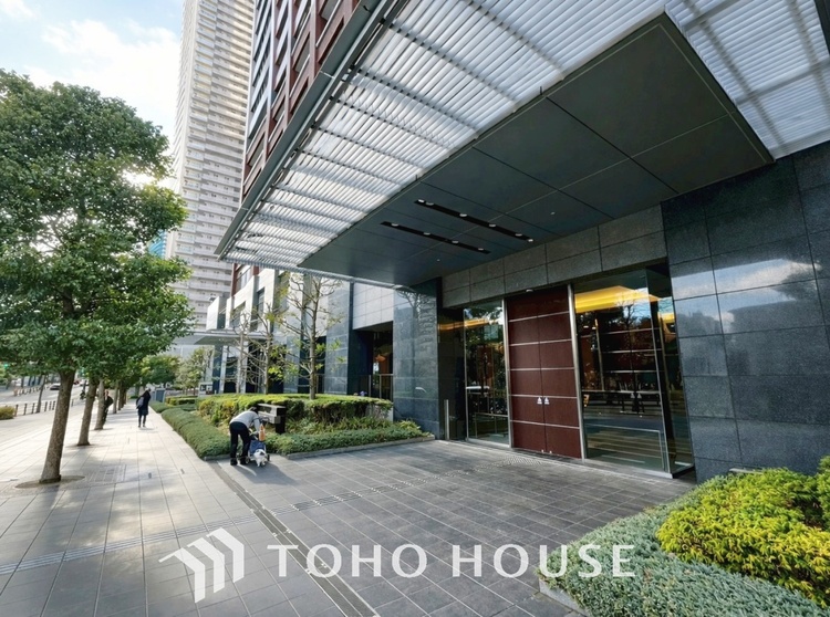 外観 緑に囲まれたアプローチが、住まいに柔らかな雰囲気を添えています。季節の移ろいを感じながら帰宅できる心地よい導線です。