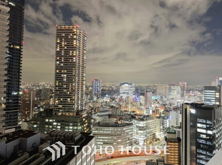 バルコニー バルコニーに出ると、目の前に広がるのは都心の夜景。一日の終わりにグラスを片手に外の景色を眺める、そんな贅沢な時間が日常になります。照明を落とした室内から見る夜の景色も格別です。