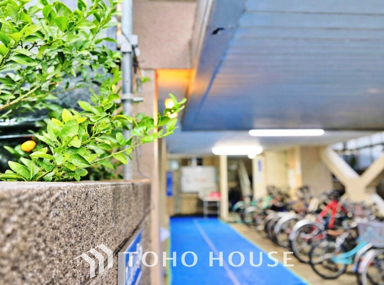 外観 緑に囲まれたアプローチが、住まいに柔らかな雰囲気を添えています。季節の移ろいを感じながら帰宅できる心地よい導線です。