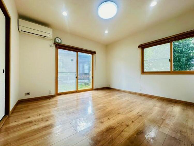 居間 穏やかな光が明るく爽やかにリビングルームを包みます