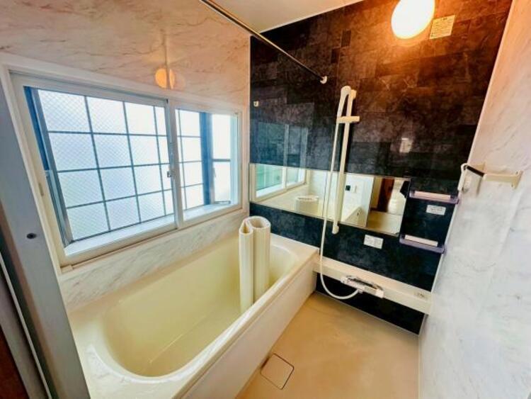 風呂 窓を設けた明るいバスルームで身も心もリフレッシュ