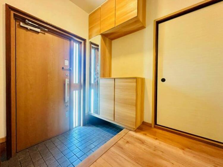 その他 玄関には高さを設けた収納棚がございます