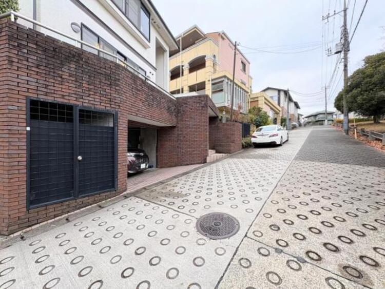 外観 ●〇前面道路は車通りの少ない道路。段差もなくお車の出し入れが苦手な方も駐車しやすそうです〇● 