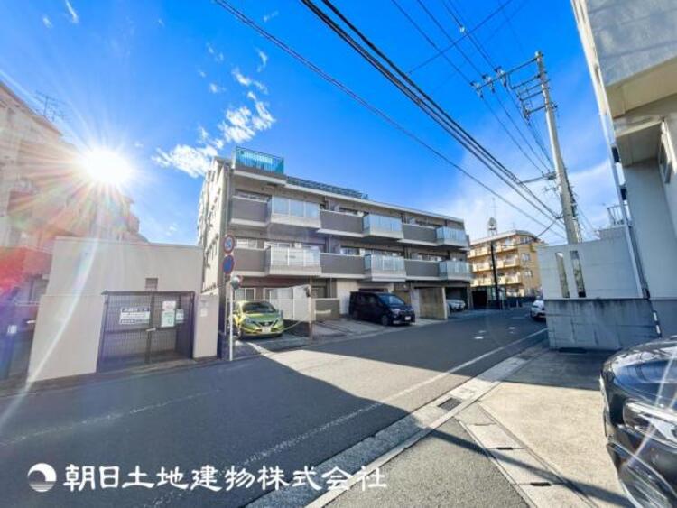 外観 【外観写真】表現された空間はたくさんの光を浴び、風を感じ、暮らしの時間を豊かにしてくれます。デザインされた空間と競い合うかのような充実した建物と共に大切な家族の思い出を刻んでいきます。