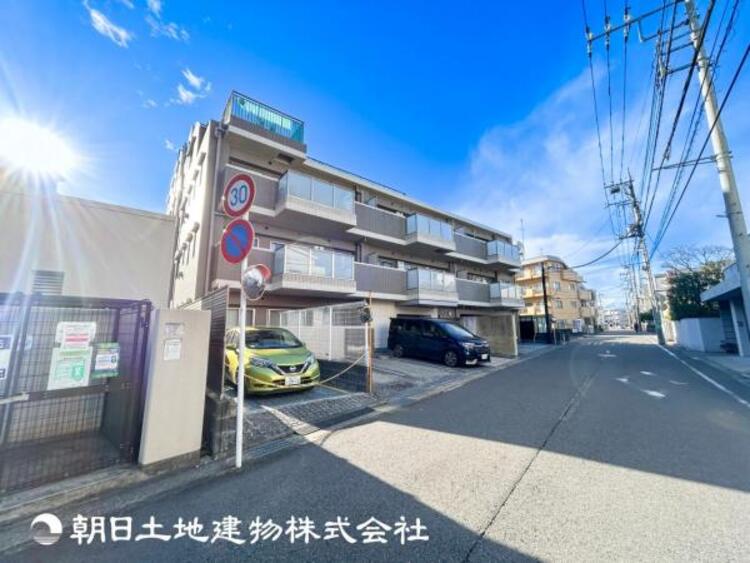 外観 【外観写真】シンプルで洗練された外観が特徴のモダンな一軒家です。直線的なフォルムと落ち着いた色合いが、都会的な雰囲気を演出しています