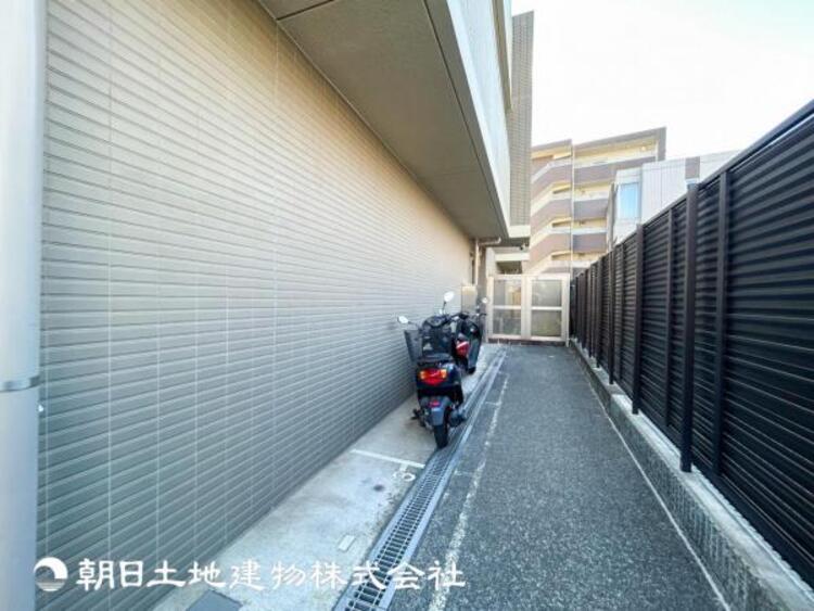 その他 【バイク置き場】 敷地内駐車スペース。日々の暮らしにも大切なスペースです。