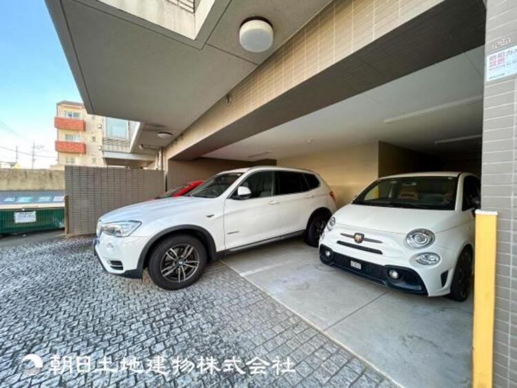 駐車場 【駐車場】ゆったりとした駐車スペースを確保いたしましたので、大きめのお車でも駐車可能です。