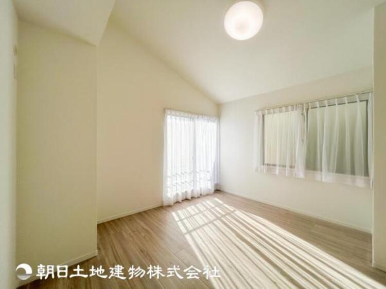 内装 【居室】爽やかな空間演出とセンス良く纏められた室内は良質な寛ぎ空間。そこで暮らす大切な人達のことを考え造りこんだ空間は日々の生活に安らぎを与えてくれます。