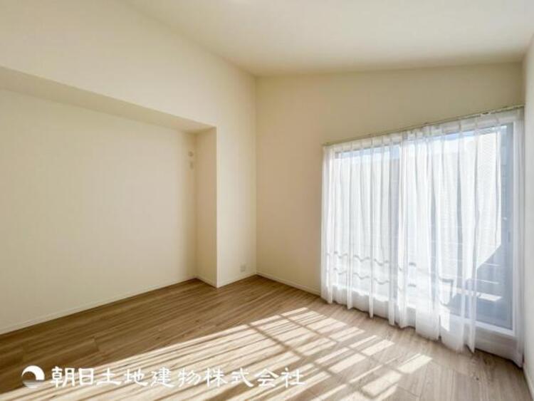 内装 【居室】大切な家族一人ひとりの大切な個別空間。趣味・感性で個性的に飾って頂けるようシンプルに仕上げてあります。自分時間を充実させながら心豊かなひとときを過ごすための大切な空間。