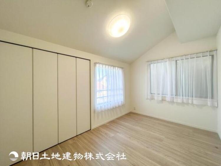 内装 【居室】人間の感性を育むプライベートルームはシンプルが１番だと思います。好みの空間で本を読んだり、音楽を聞いたりと、大切な一人の時間も充実したものにできます。