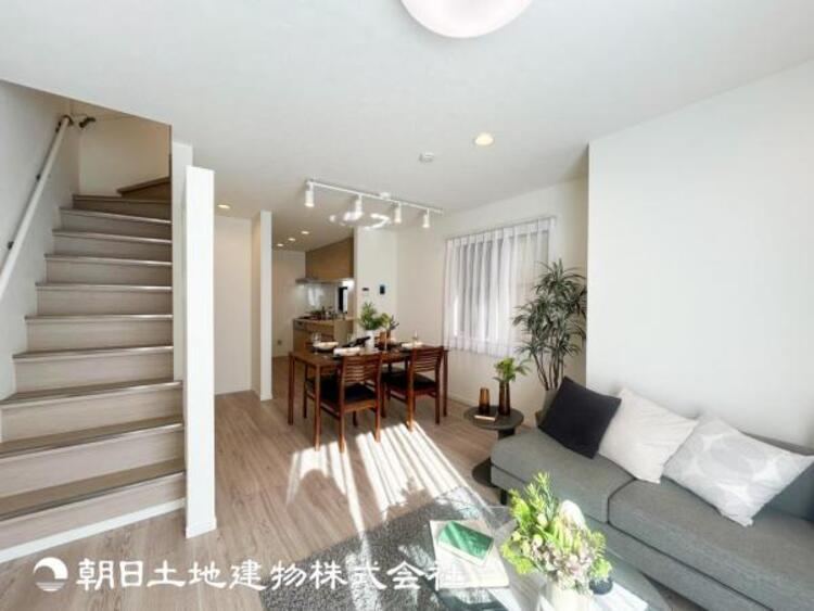 居間 【リビング】1日の中で最も長い時間を過ごすことになるリビングだからこそ、いつも笑顔があふれる空間であるように。広々とした空間から幸せな未来を。