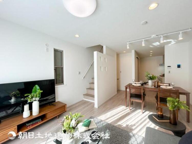 居間 【リビング】大切なご家族、招いた友人と過ごすひと時を溢れる光が優しく包み込む空間。大切な人とともに、心穏やかに過ごすひととき。家族との時間、自分の時間を大切にできる空間を作りました。