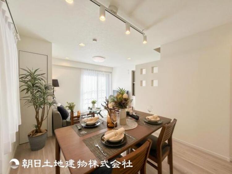 居間 【ダイニング】温かい色合いのフローリングと清々しい爽やかなクロスが明るい空間を創り出しているダイニングキッチン。ゆっくりと過ごす空間に相応しく、ここで楽しむ時間が家族や友人との絆をより深めてくれそうです。