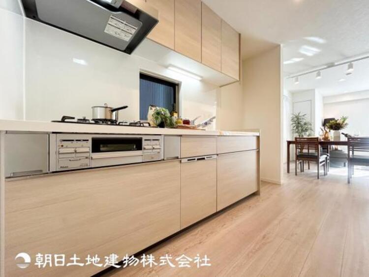 キッチン 【キッチン】仲良しなご夫婦、お子様、みんなでお料理ができる程の贅沢なスペースを実現したキッチンとなっております。みんなで作った料理を召し上がりながらの会話は盛り上がること間違いなしです。