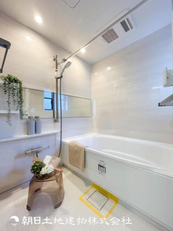 風呂 【浴室】高級感の感じられるカラーリングで、清潔な空間美を実現。１日の疲れが癒される贅沢な時間を堪能できるゆとりある空間です。