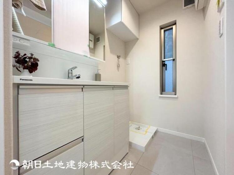 洗面 【洗面化粧台】慌ただしい1日が始まり、充実した1日の終わりを締めくくる洗面所。快適に過ごせることはもちろん、収納や機能性を兼ね備えた洗面化粧台です。