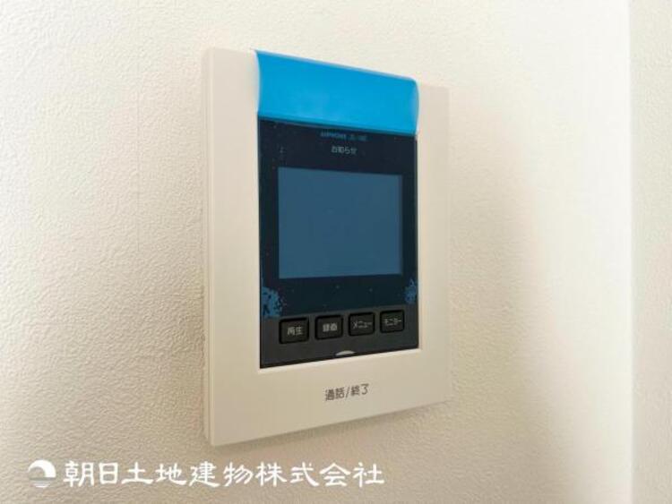 設備 【モニター付きインターホン】訪問者の確認が出来るので、セキュリティ対策にも最適のモニター付きインターホン。