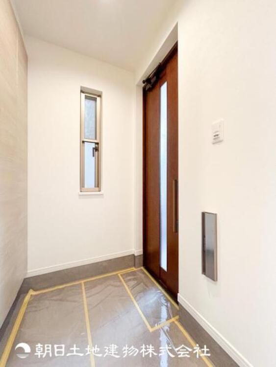 その他 【玄関】家族の帰り、遊びに来る友人、知人を優しく迎え、温もりに満ちた生活空間を予感させる。帰りたい家がここにあります