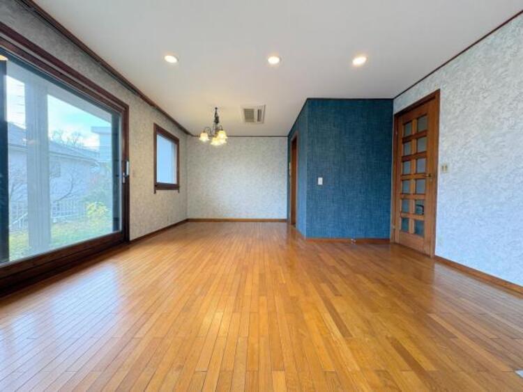 居間 ●〇一日の中で多くの時間を過ごすことになる住まいだからこそ、いつも穏やかな空間であるように心掛けています。構成する建材などへの配慮が、住まう方の健康を守ります。小さなお子様がいるご家庭でも安心です〇● 