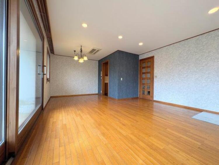 居間 ●〇家族と過ごすひと時を溢れる光が優しく包み込むリビングダイニング。家族とともに、心穏やかに過ごすひととき。家族との時間、自分の時間を大切にできる空間がここにあります。LDKで過ごす時間は大事ですね● 