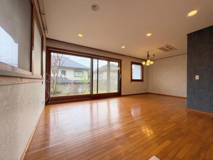 居間 ●〇オープンでのびやかな空間を生み出す、こだわりの広がりとゆとり。家族と過ごす時間を大切にしたい方にぴったりの明るくゆとりある住空間です。南側の窓からの日差しがリビングの中までしっかりと届きます　〇● 