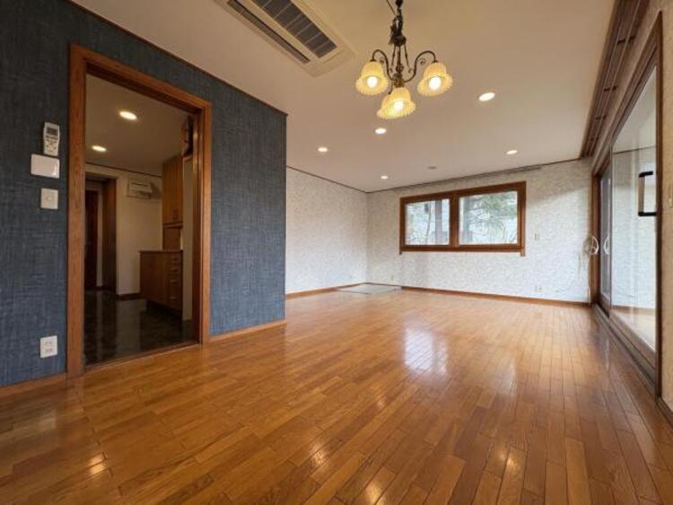 居間 ●〇家族の思いを抱きながら、平和であることに感謝したくなる悠久の時。あたかかく感じるのは、陽当りだけではなかった！広く和やかに暮らせる空間と家族の存在が胸にジーンと響きわたる。理想の住まいがここに〇● 