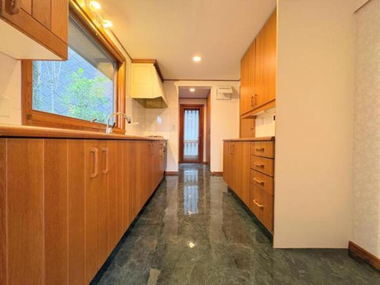 キッチン ●〇新しいキッチンは気分も上がり、家事も楽しくできそう。お手伝いをしてくれるお子様と並んで立てるキッチンは、ご家族のコミュニケーションを育む場として活躍します。収納力が高い事も大事なポイントです〇● 