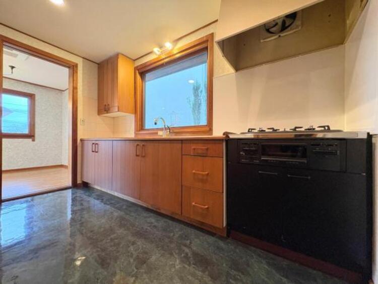 キッチン ●〇家族で並んでクッキング。皆でわいわい楽しく作るお料理は愛情たっぷりのごちそうに。キッチンで過ごす家族時間は大人になっても心に残る素敵なオンリーワンの思い出に。食後の片付けも苦にならない空間です〇● 