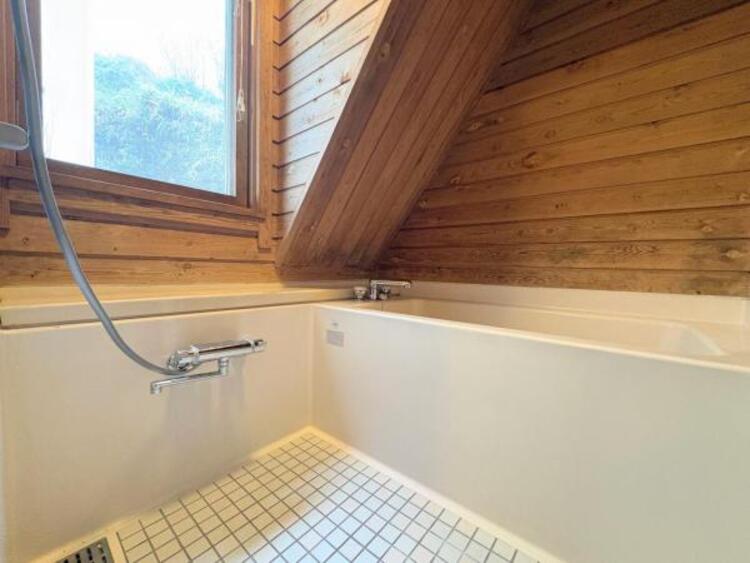 風呂 ●〇ユニットバスはゆったりとくつろげる1坪タイプ。足までしっかりと伸ばせる浴槽は心身ともにしっかりと疲れを癒してくれます。お子様と一緒の入浴でも充分な広さです。バスルームは疲れを癒すくつろぎの場所〇● 