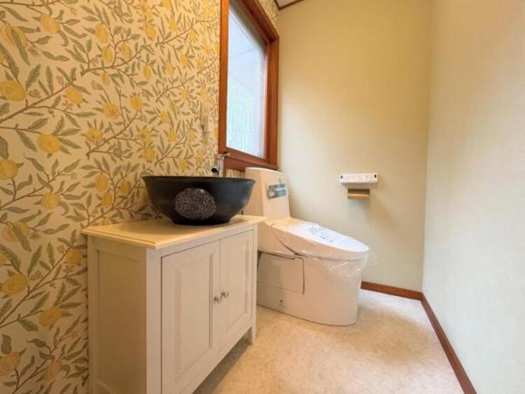 トイレ ●〇ゆとりをもった広さ、白ベースに清潔感ある空間です。もちろんウォシュレットも完備しております。小物を収納するスペースがあるのも良いですね。毎日頻繁に利用する大切な空間だからこそ、こだわりたいです〇● 