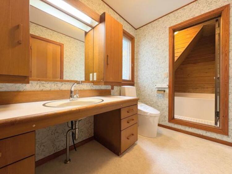 洗面 ●〇平日の朝であっても、落ち着きとくつろぎを感じられる。歯磨き粉が行方不明になるようなごちゃごちゃ感も解消。収納力の高い洗面所です。　コーディネートされた空間で気持ちよく身だしなみを整えられます　〇● 