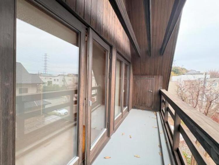 バルコニー ●〇日当たり良好！晴れた日はお洗濯物も気持ちよく乾きます。バルコニーからたっぷりの光をうけたお布団やシーツから太陽のにおいが感じられます。一度に洗濯を干せる量を気にする家庭も満足できるスペースです〇● 